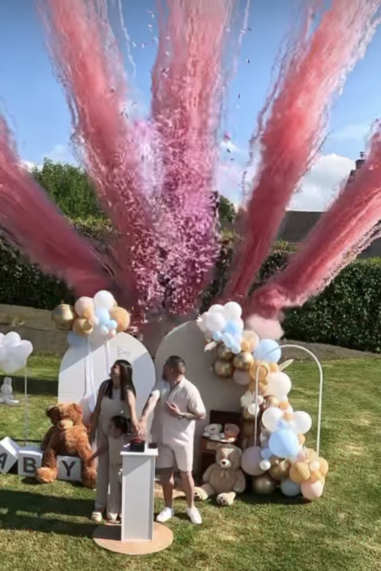 Gender Reveal avec fumigènes roses et décoration de ballons