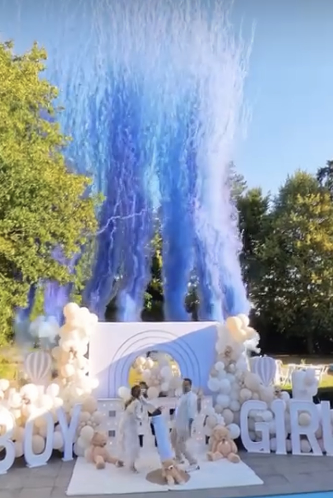 Gender Reveal avec décoration et fumigènes roses