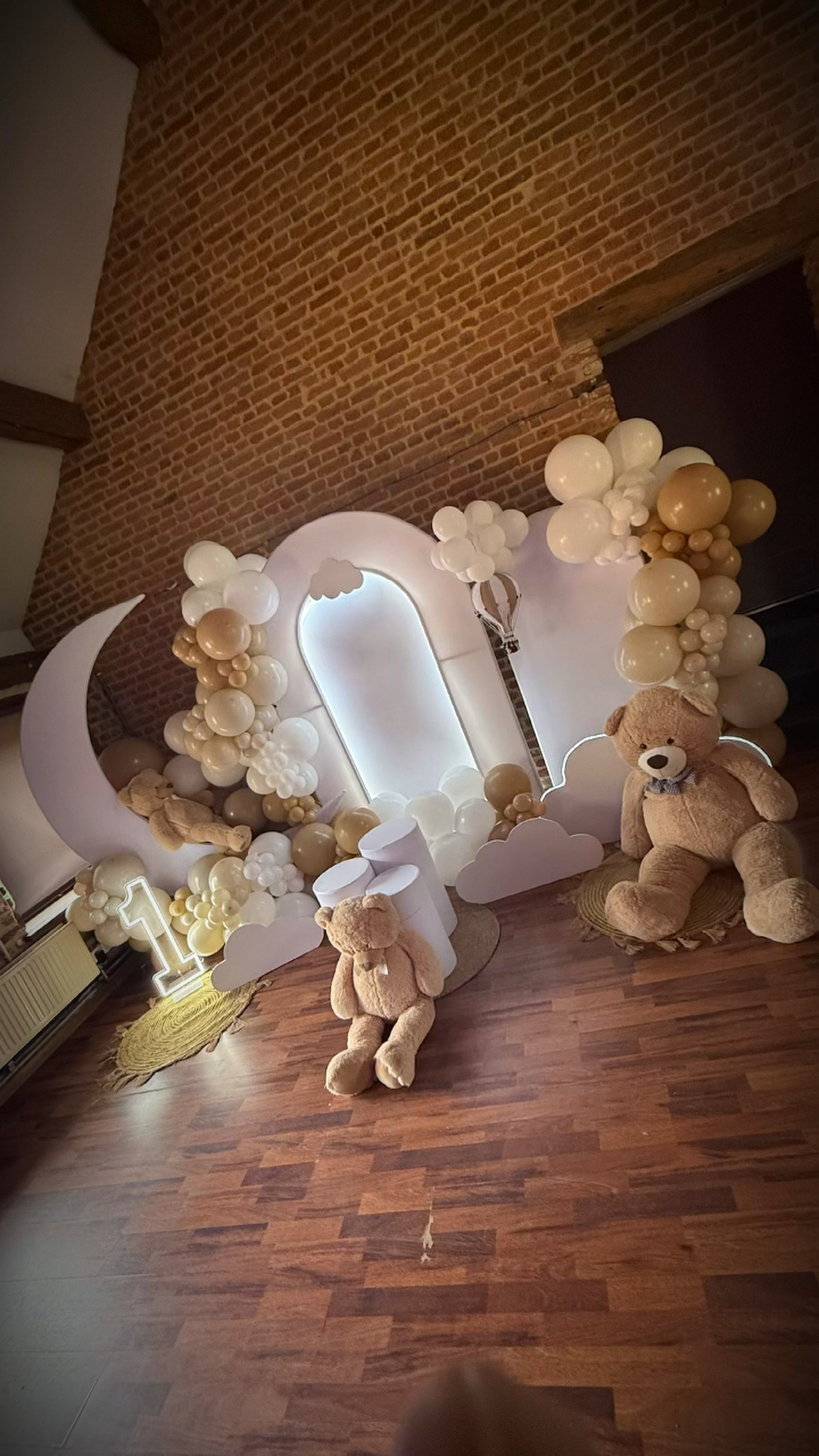 Décoration événementielle avec ballons dorés MK Animations