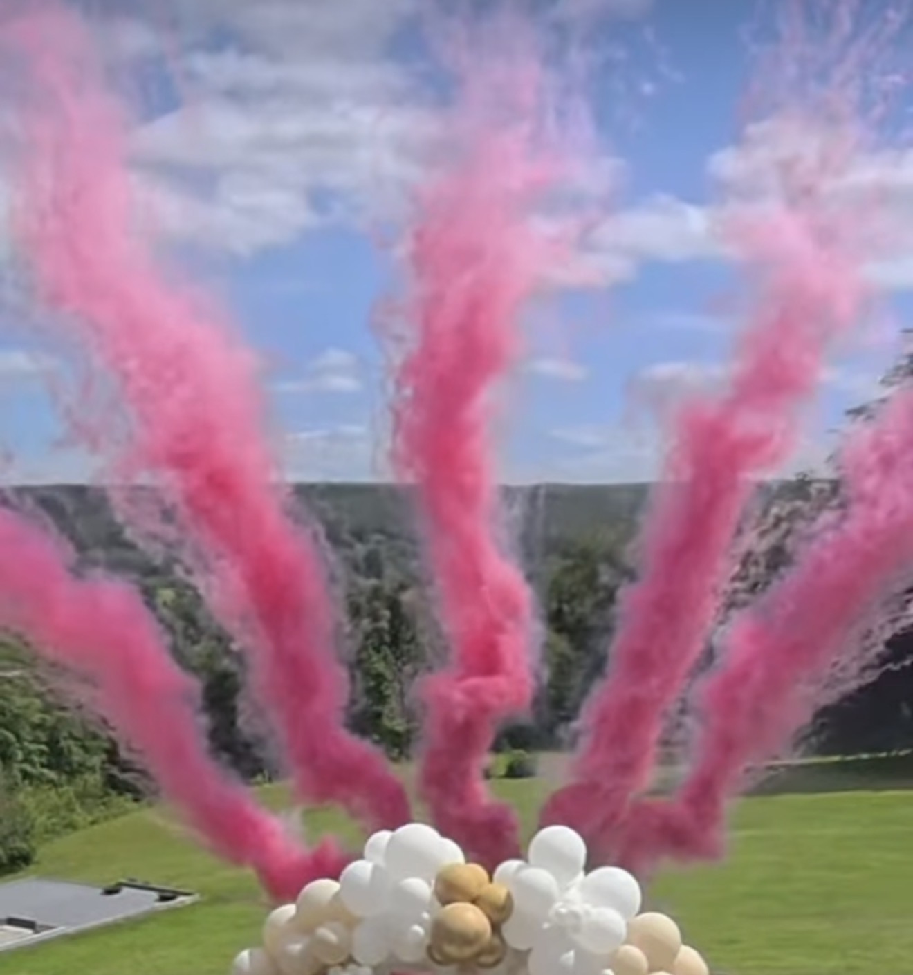 Pyrotechnie rose de jour pour événement