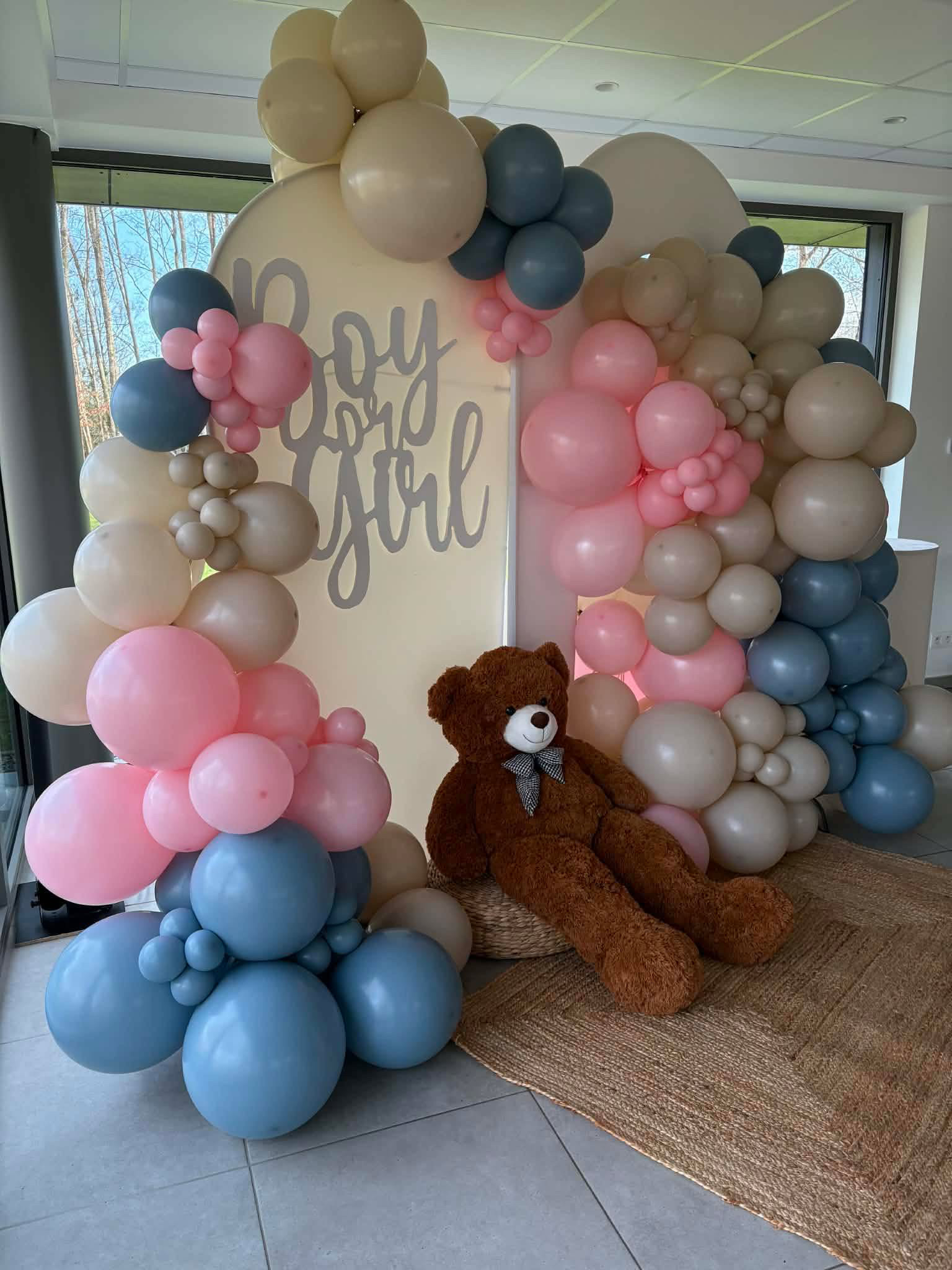 Décoration événementielle de ballons aux tons doux et élégants