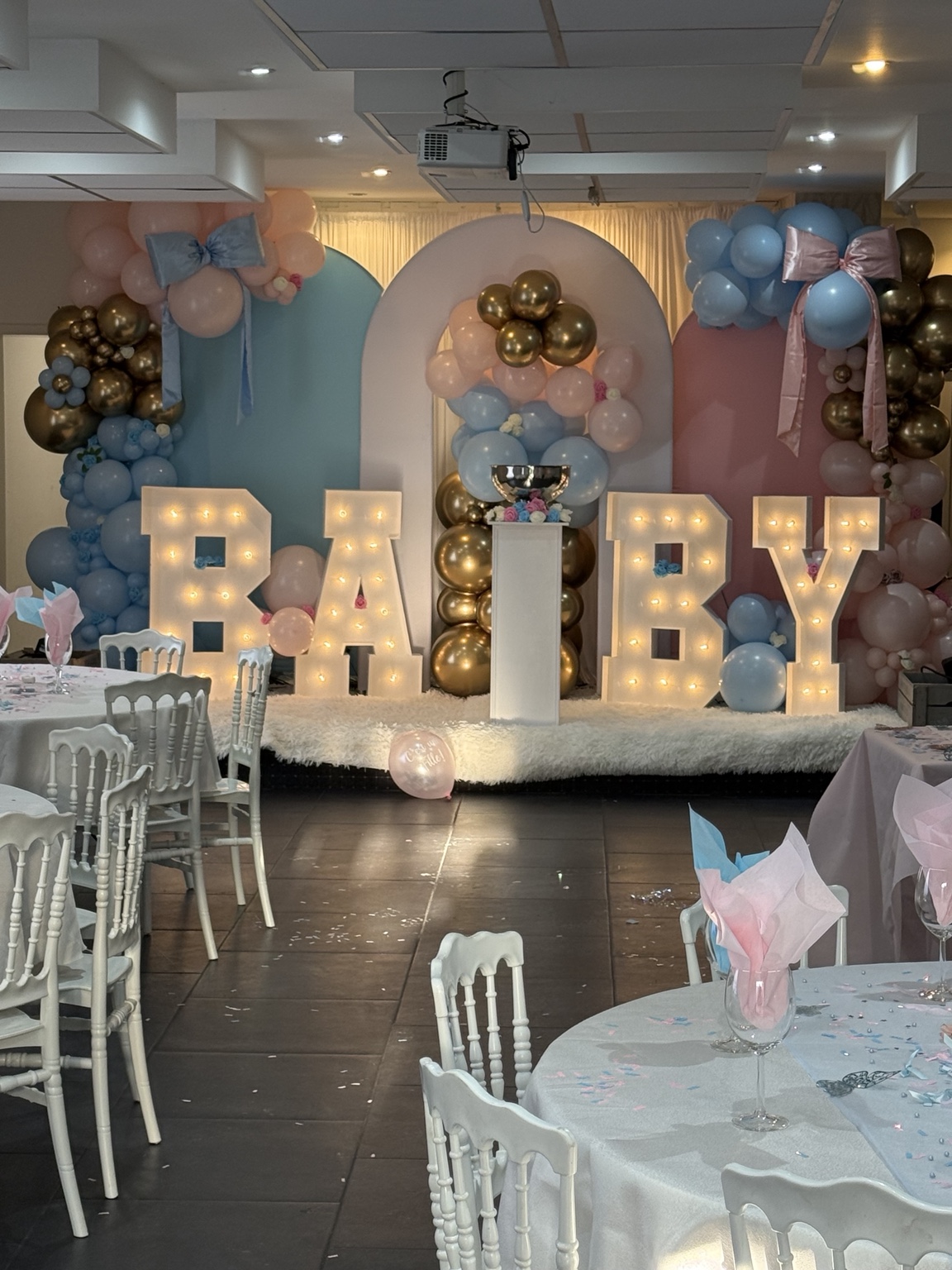 Décoration baby et gender reveal en rose et bleu