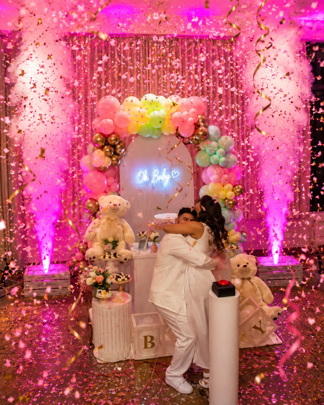 Gender Reveal avec fumigènes roses et décoration de ballons