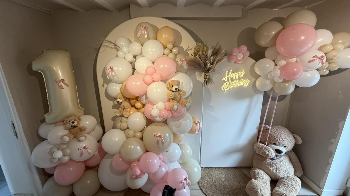 Décoration anniversaire avec ballons et chiffre lumineux MK Animations